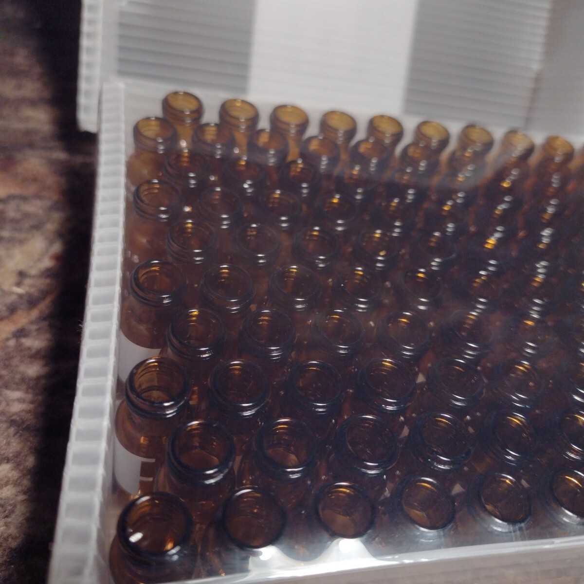 ThermoScientific SureStart Vial 2ml Amber Screw 9mm – 100 PER PACK – CHSV9-20P
