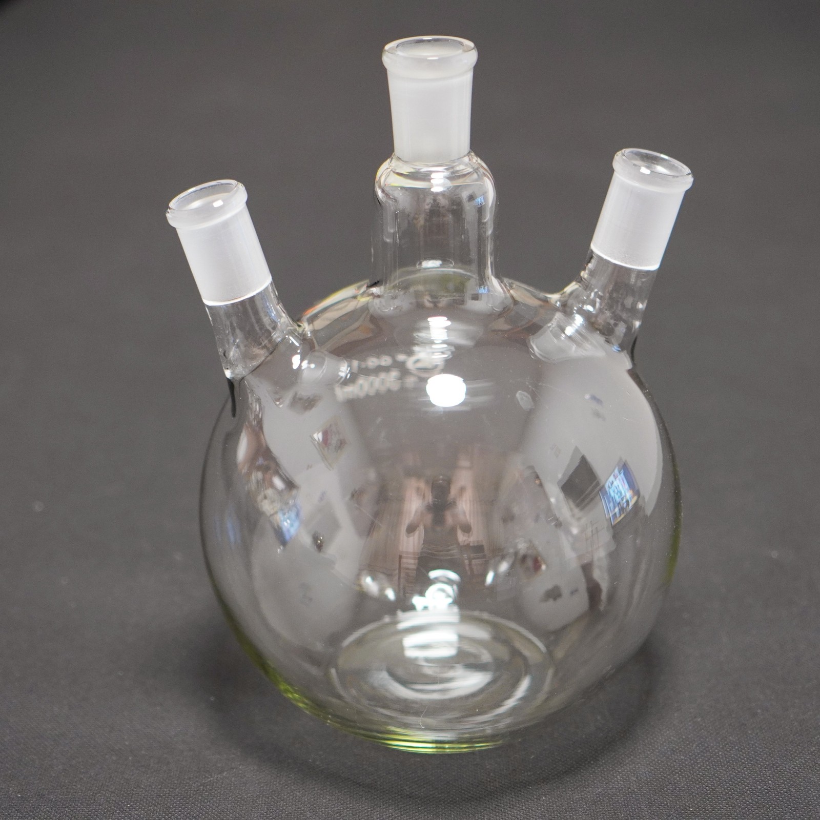 Laboratory glass flat bottom boiling flask 3-neck 24/40 joints 3000 ml, 2000 ml