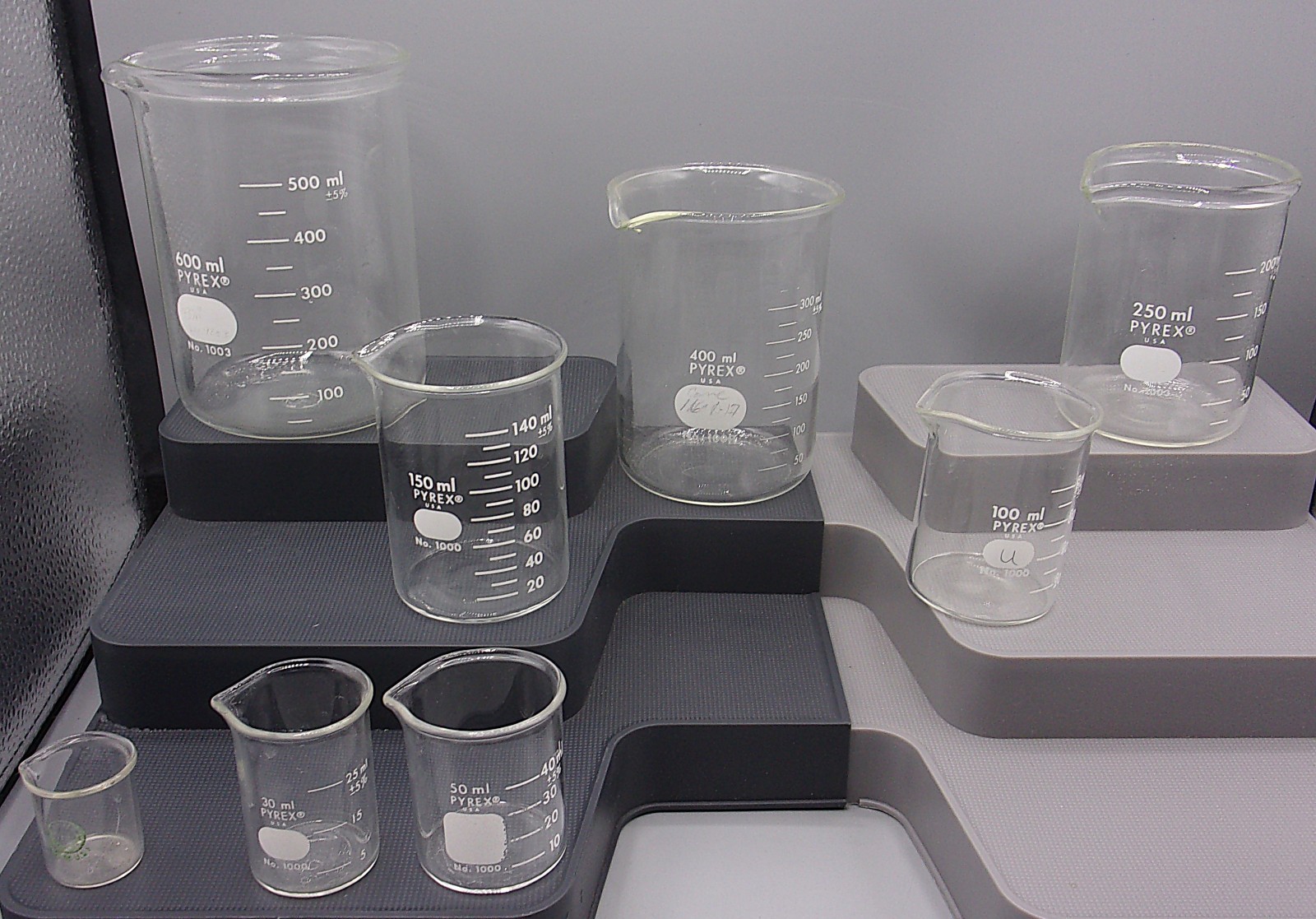 8 pc Pyrex Lab Beaker Lot Mixed Sizes 10mL-600mL Graduated Glass Set