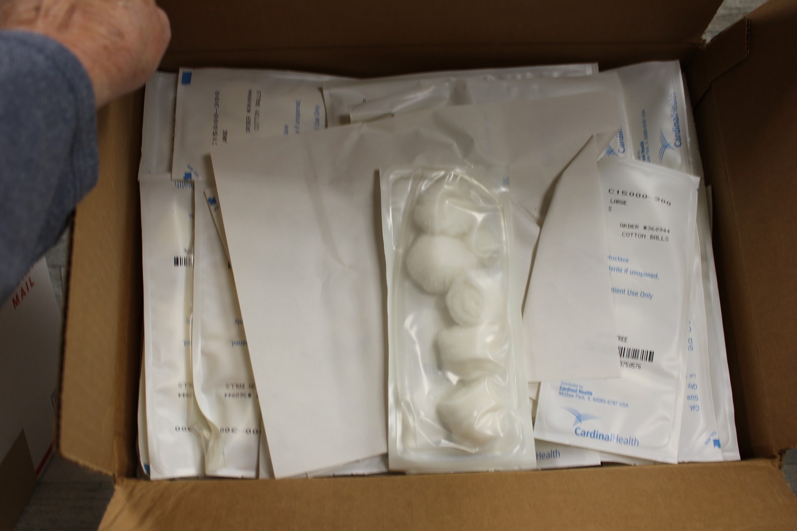 Case of Cardinal Health Standard Sterile Cotton Balls – Qty: 100/5 packs – New