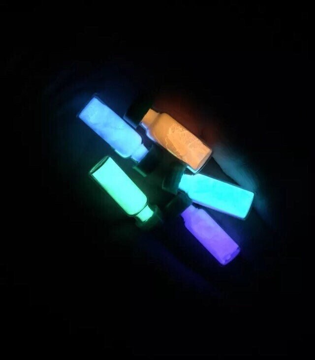 Glow in the dark europium phosphorescent powder 5 pack – chemistry sample