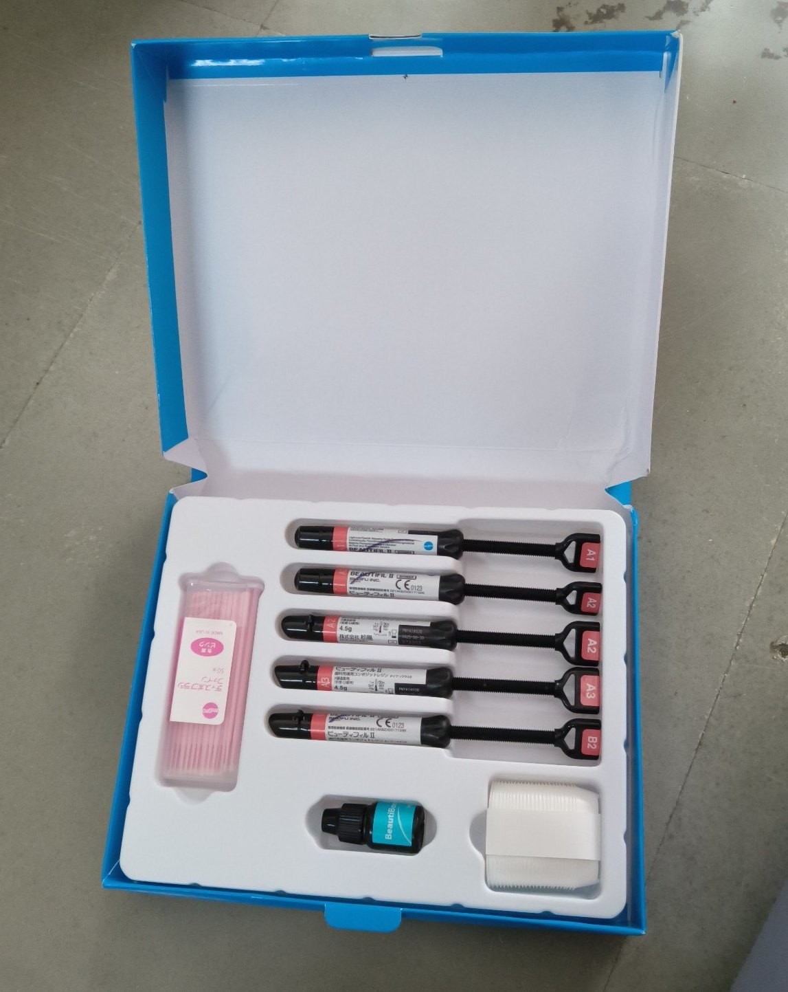 Share SHOFU BEAUTIFIL II Universal Nano Hybrid Composite Kit 5 x 4g Syr + Bond