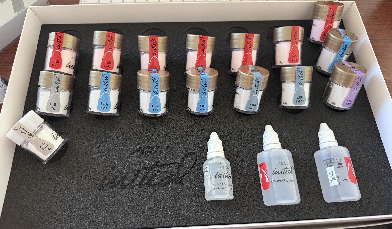GC INITIAL LISI BASIC SET dental ceramic system 370g – SIX OPEN/UNTOUCHED