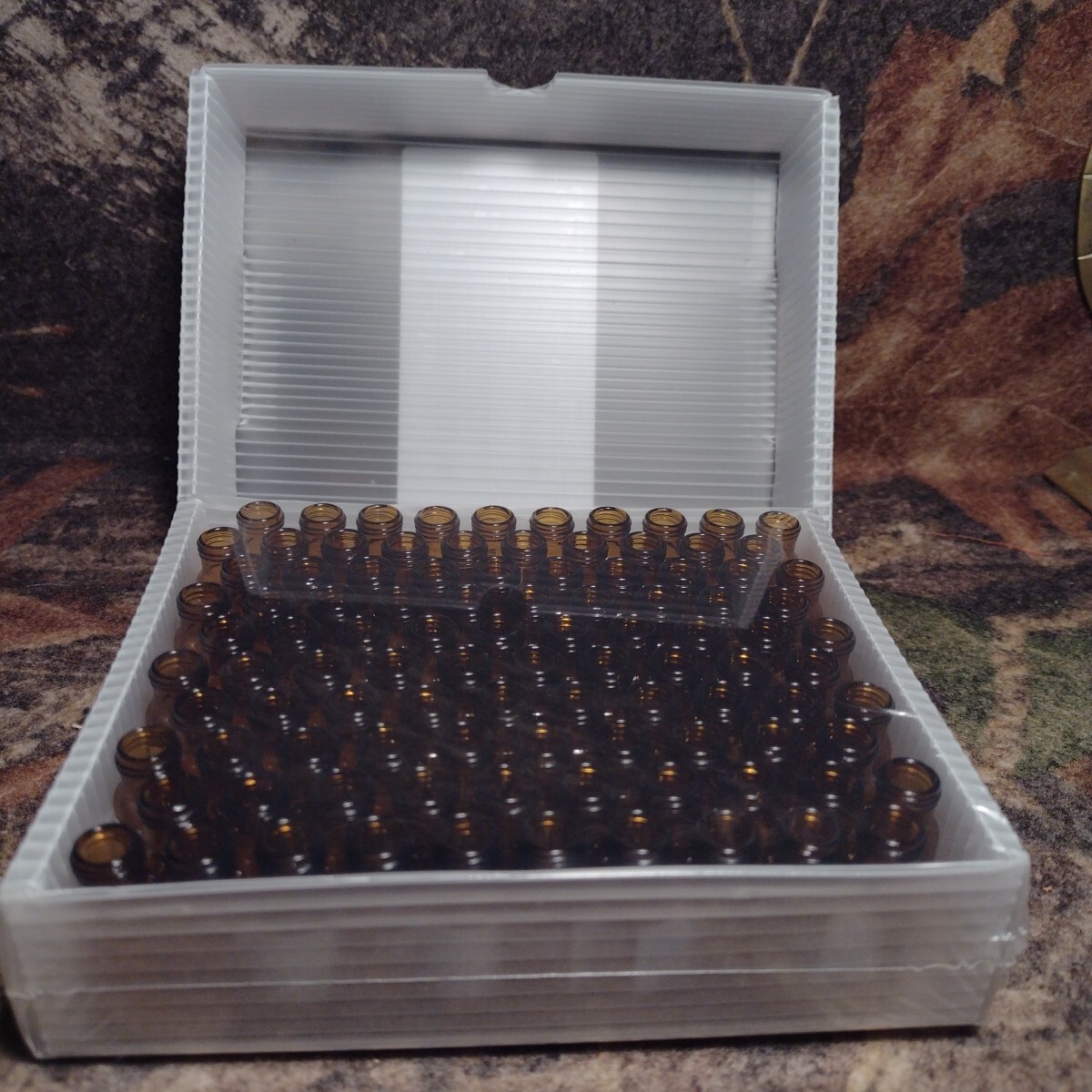 ThermoScientific SureStart Vial 2ml Amber Screw 9mm – 100 PER PACK – CHSV9-20P