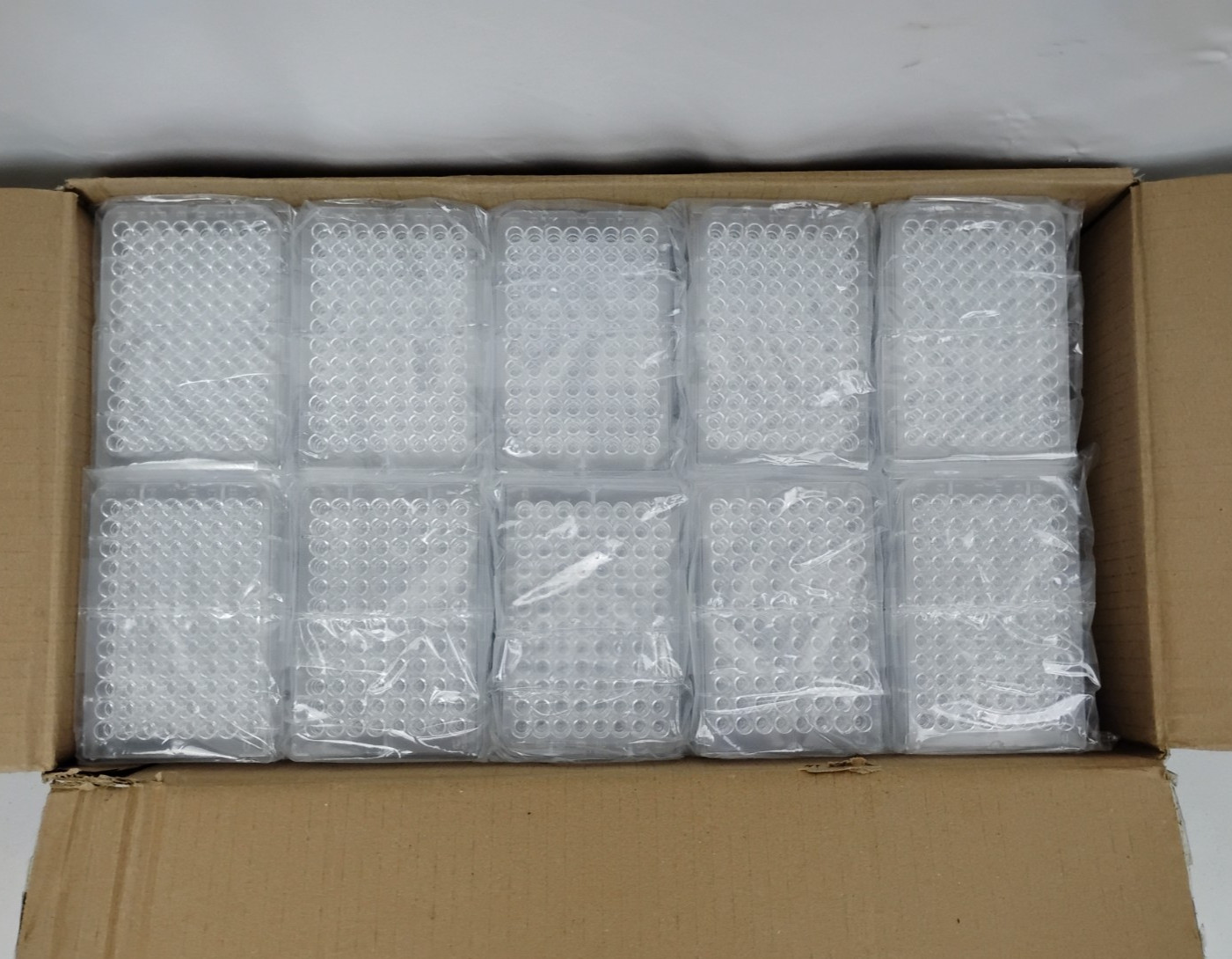 Box of 100 Perkin Elmer CMG-555-1 Low Well Plates