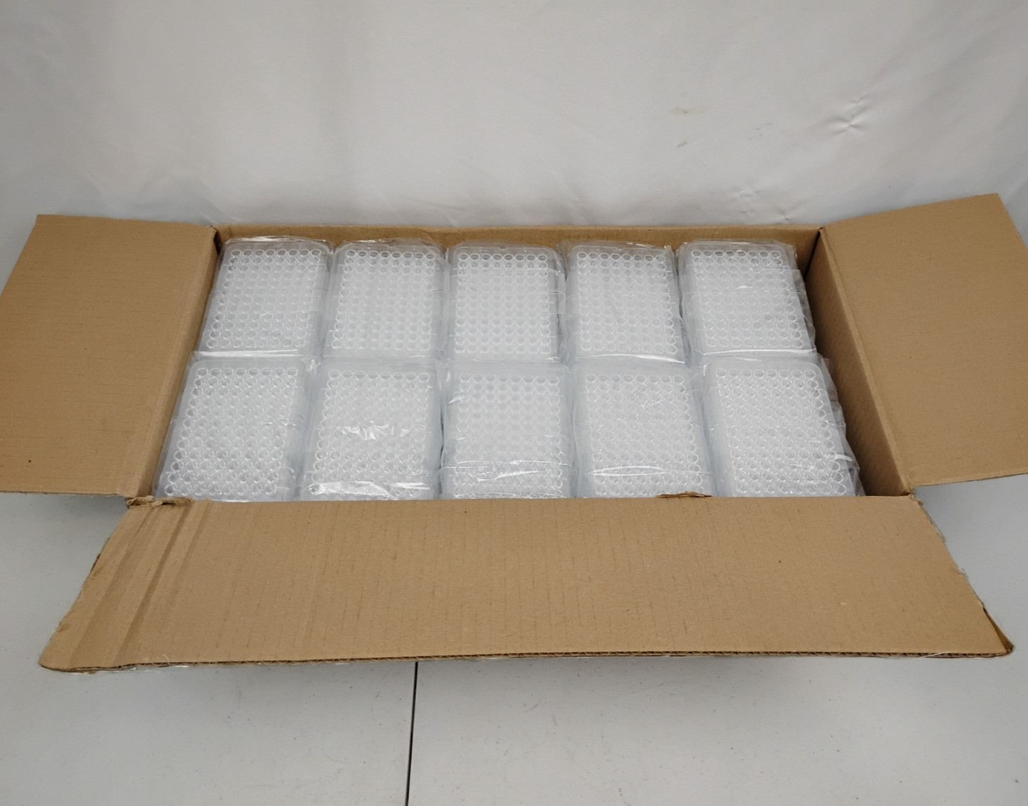 Box of 100 Perkin Elmer CMG-555-1 Low Well Plates